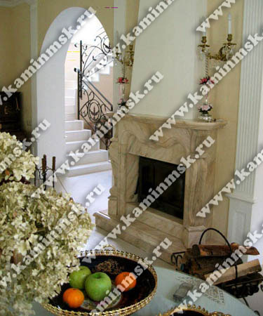 мраморная облицовка камина в интерьере дома